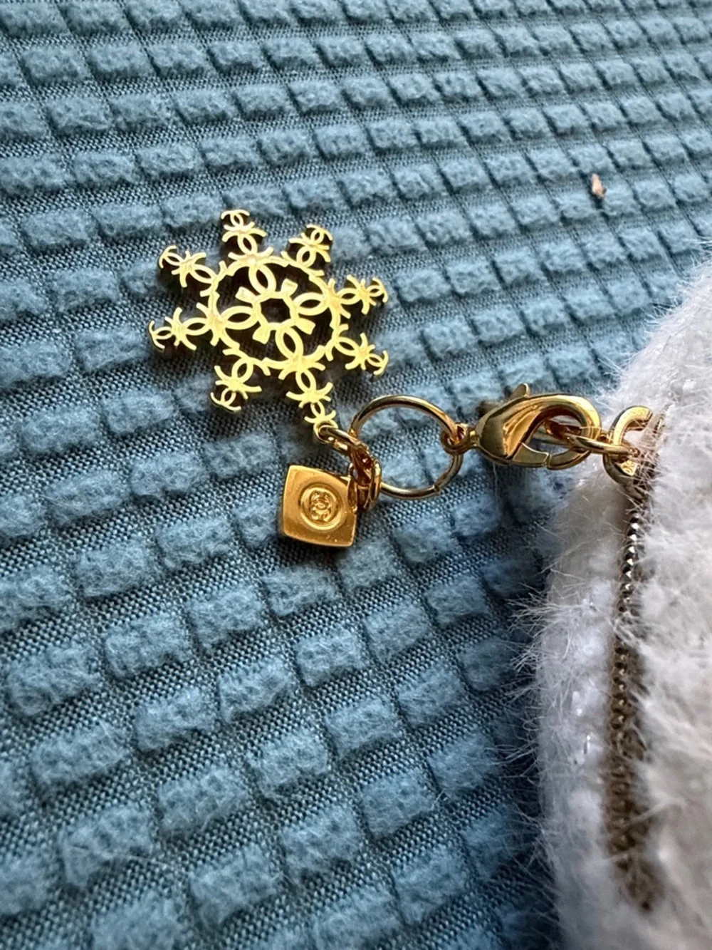 CHANEL Cream Round Cosmetic Pouch with Gold Logo - Picture 2 of 13